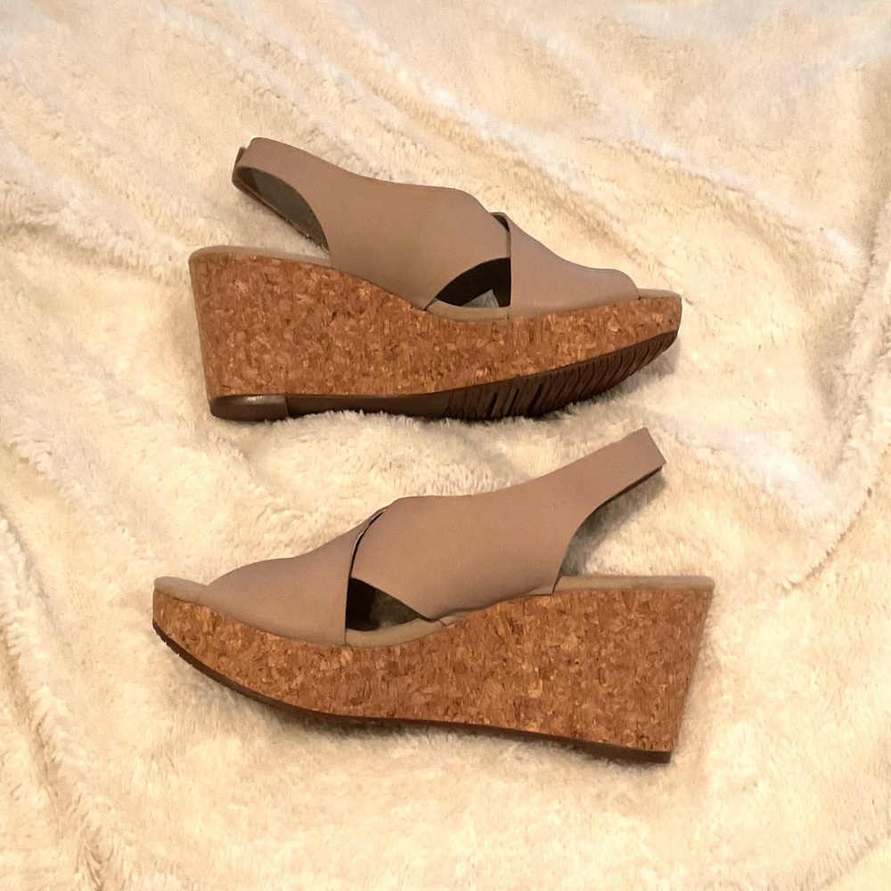 Clarks Women's Annadel Eirwyn Wedge Sandal Size 7